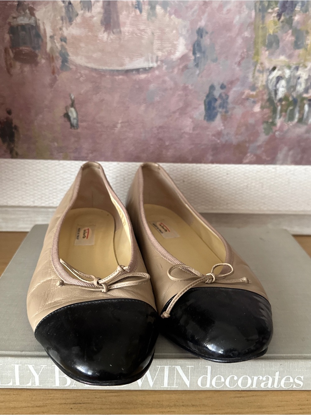 Classic Two-Tone Leather Ballet Flats in Beige and Black - Size 8.5 - Picture 2 of 7